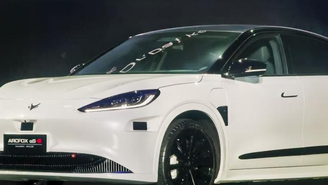 <b>Huawei prezintă tehnologii de vârf pentru producătorii auto: radar 4D, HUD cu realitate augmentată şi platforma MDC 810</b>În ultima săptămână la Shanghai a avut loc unul dintre cele mai mari saloane auto din lume, ocazie cu care au debutat multiple maşini electrice şi am văzut multe branduri etalându-şi vehicule cu autonomie cât mai mare