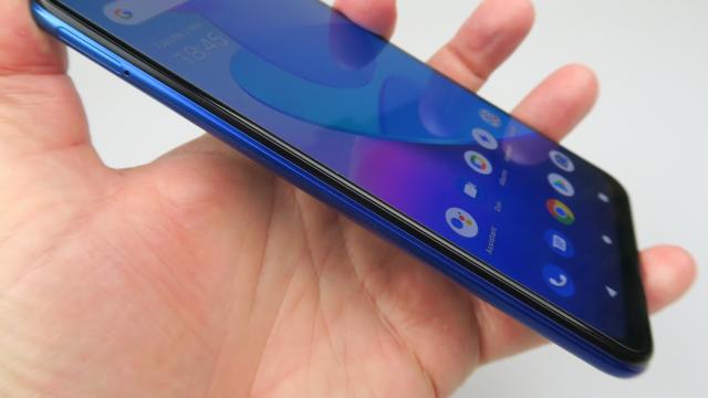 <b>Vivo Y20s: Display-ul îşi face treaba la vizionarea video domestică</b>Vivo Y20s primeşte un ecran de 6.51 inch, un IPS LCD, cu muchii rezonabile că grosime, nici prea-prea, nici foarte-foarte. Are rezoluţie de 1600 x 720 pixeli, aspect 20:9 bărbia ar fi singura care poate fi considerată o muchie mai groasă