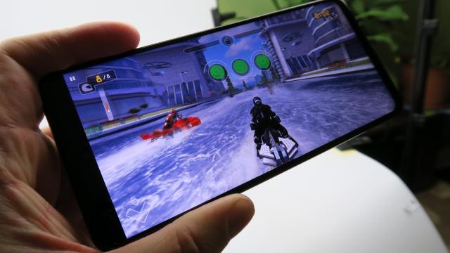 <b>Motorola Moto G 5G: Benchmark-uri din liga lui Snapdragon 765G</b>Motorola Moto G 5G a adoptat cel mai entry level procesor Snapdragon 7xx cu 5G, Snapdragon 750G, admirabil pentru că nu s-a dus mai jos, în zona lui Snapdragon 690. Acest CPU se găseşte şi pe Galaxy A42 5G şi Xiaomi Mi 10T Lite, dacă eraţi curioşi