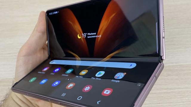 <b>Samsung Galaxy Z Fold2 5G poate fi achiziționat din Germania pentru sub 4000 de lei până pe 30 aprilie; Iată cum</b>Venim astăzi în ajutorul cititorilor noștri din Germania sau cei care au rude sau prieteni în această țară. Se pare că Samsung are o ofertă foarte interesantă pentru smartphone-ul său pliabil Galaxy Z Fold 2 5G. Pontul a fost trimis de către Andrei