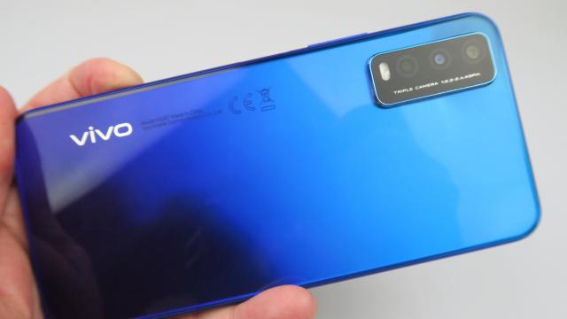 <b>Vivo Y20s: Hardware entry level clasic, cu port microUSB</b>Vivo Y20s şosea în octombrie 2020, ca un telefon entry level, cu dotări pe măsură. Ele includ un ecran IPS LCD de 6.51 inch, cu rezoluţie de 1600 x 720 pixeli, dar şi aspect 20:9. Vine cu procesor Snapdragon 460, 4, 6 sau chiar 8 GB RAM, plus 128 GB