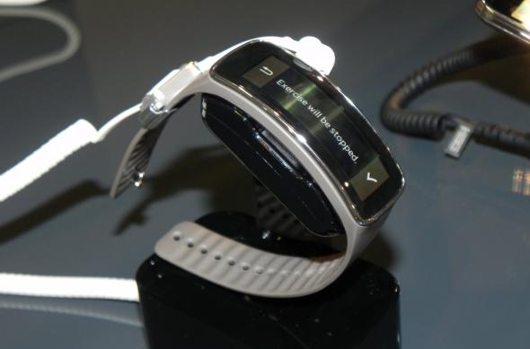 MWC 2014: Video hands-on cu noua brățară inteligentă Samsung Gear Fit: dscn4569jpg.jpg