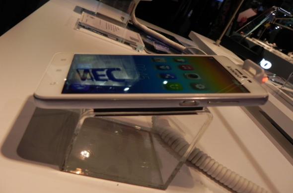 Lenovo S850 hands on preview: telefonul cu carcasă din sticlă face o impresie bună (Retro MWC 2014 - Video): dscn4749jpg.jpg