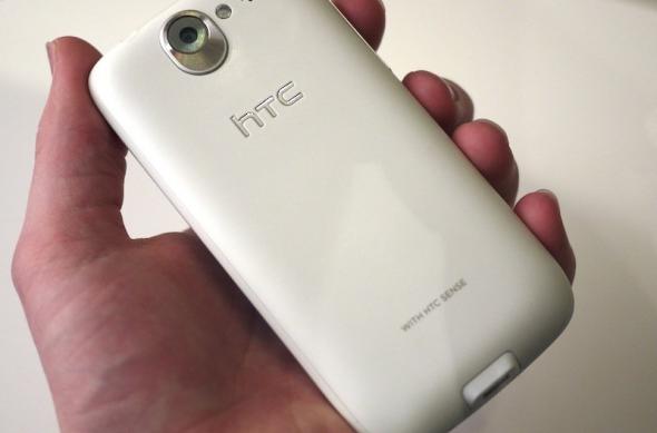 Smartphone-urile puritatii: HTC Desire in alb si HTC Wildfire in varianta argintie (editii speciale): htc_desire_white_htc_wildfire_silver_3.jpg
