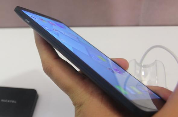 IFA 2013: Alcatel One Touch Hero hands on - phablet de 6 inch cu interfață ce amintește de iOS 7 (Video): alcatel_one_touch_hero_ifa_2013_11jpg.jpg