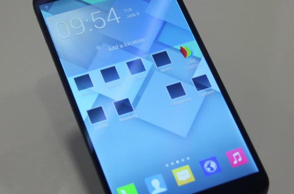IFA 2013: Alcatel One Touch Hero hands on - phablet de 6 inch cu interfață ce amintește de iOS 7 (Video): alcatel_one_touch_hero_ifa_2013_01jpg.jpg