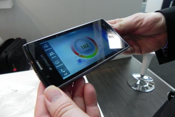 LifeWatch V7 hands on preview: un telefon care are grijă de sănătatea ta (Retro MWC 2014 - Video)