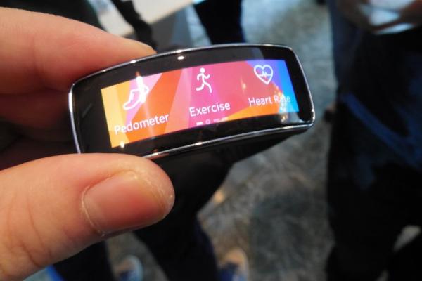 Prezentare Samsung Galaxy S5: schimbare radicală de UI În zona de setări, test al scannerului de amprente, cardiac și camera (Video)