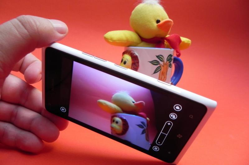 Review Nokia Lumia 900 - aceeași tehnologie, același OS Într-un ambalaj mai mare, poate prea mare! (Video): 64_nokia_lumia_900_review_mobilissimo_rojpg.jpg