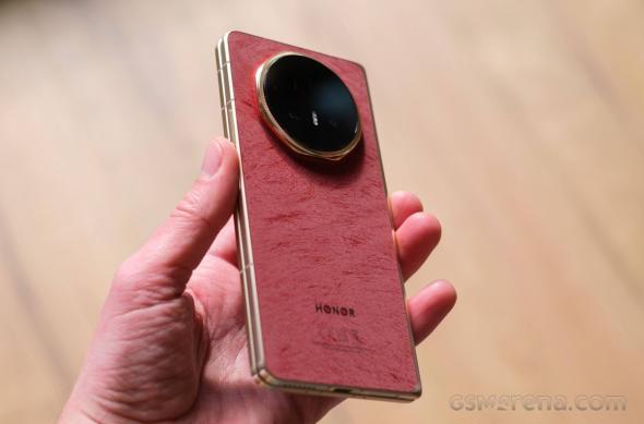 Honor Magic V6 - Variantă roșie: 5.jpg