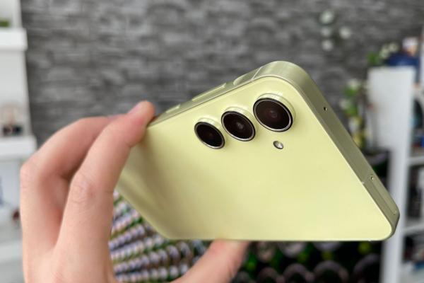 O să te mire cel mai vândut telefon din Europa în 2025! Nu e iPhone, costă sub 2000 lei! (Cifre livrări OMDIA)