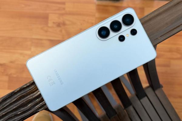 Samsung Galaxy S26 Ultra sosește cu design rafinat, procesor Snapdragon 8 Elite Gen5 tunat și are ecran Privacy care taie privirile curioase din metrou