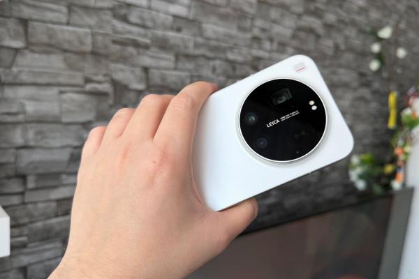 Xiaomi 17 Ultra Unboxing: cameraphone-ul primăverii este aici, cu zoom continuu, Leica şi LOFIC
