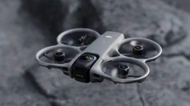 <b>Drona DJI Avata 360 apare în scăpări proaspete; Aflăm cât costă, data de lansare, detalii despre design</b>DJI are probleme cu posibile interdicţii în ţările vestice, dar nu renunţă la lansările de produse. Spre exemplu drona care a fost multă vreme subiect de zvonuri, Avata 360 tocmai a apărut online, într-o scăpare detaliată. Ce ştim despre 
