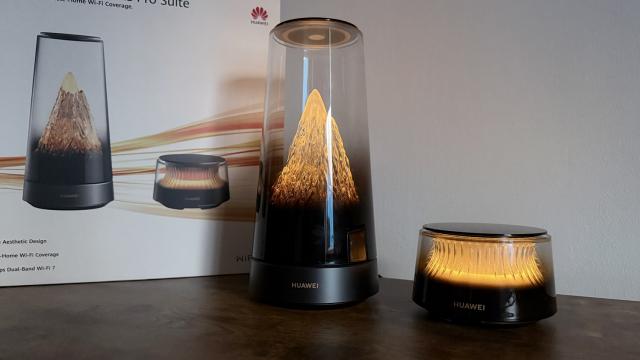 <b>Prezentare HUAWEI WiFi Mesh X3 Pro Suite: Sistem Wi-Fi 7 cu acoperire de 120 m² și design artistic „Snow Mountain”</b>Recent a ajuns la test un sistem mesh complet diferit față de tot ce am văzut până acum. E vorba despre HUAWEI WiFi Mesh X3 Pro Suite, lansat în urmă cu câteva luni în China și proaspăt ajuns în România recent. La prima vedere l-ai putea confunda cu o lam