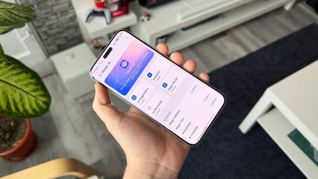 <b>Ce funcţii AI primeşti pe HONOR Magic8 Pro când îl cumperi? </b>HONOR Magic8 Pro a început să se vândă în magazinele de la noi şi vine după un top 10 DxOMark şi rezultate pozitive şi la testele Mobilissimo. Azi aflăm de la HONOR ce funcţii AI speciale a pus pe telefon, cele mai puţin