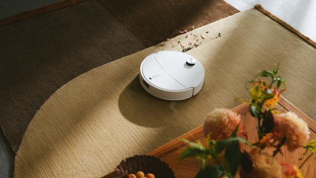 <b>Roborock Qrevo Edge 2 Pro sosește oficial în România, aspirator robot pentru curățenie profundă, putere de 25000 Pa și dock automatizat</b>Roborock vine cu noutăți pe final de iarnă în România, mai precis cu modelul Qrevo Edge 2 Pro, un aspirator robot premium creat pentru casele cu multe covoare, praguri înalte și suprafețe mixte. Se remarcă prin puterea 