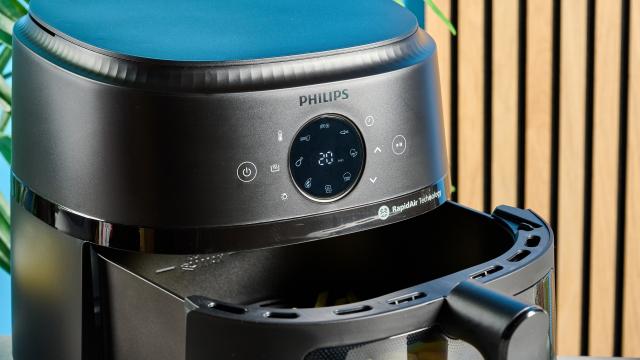 <b>Turul Magazinelor #1572: Aspirator robot sub 950 lei, TV OLED 4K la preţ bun, huse Beats pentru iPhone</b>Finalul de săptămână ne aduce nu doar ninsori şi vreme potrivnică, ci şi reduceri şi preţuri bune la produse de top. Suntem la episodul #1572 din Turul Magazinelor, care include aspirator robot sub 950 lei, TV OLED 4K la reducere de 10%, dar şi huse Beats