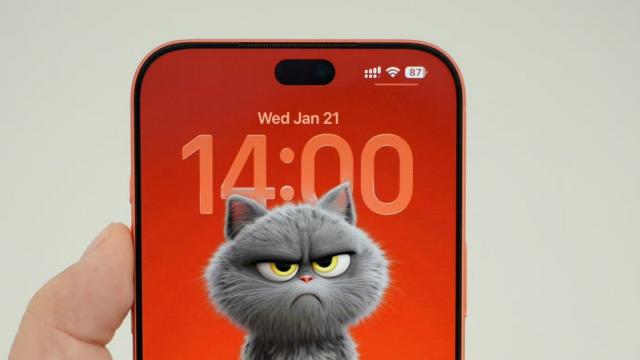 <b>iPhone 18 Pro ar aduce un upgrade la capitolul selfie, sub forma unei camere frontale cu senzor de 24 MP</b>Putem spune că Apple a inovat captura selfie odată cu lansarea seriei iPhone 17 prin integrarea unui senzor pătrat pentru selfie, ce reușește să captureze landscape chiar dacă ținem telefonul în mod portrait. Ei bine, zvonuri noi susțin că atât iPhone 18