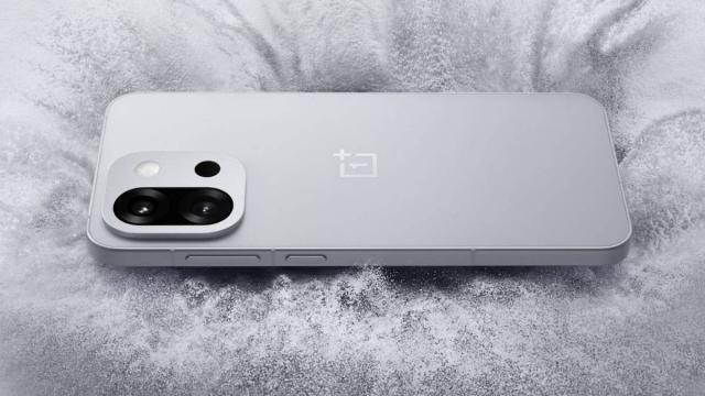 <b>OnePlus 15T se pregătește de lansare; Smartphone compact și puternic pentru fanii ecranelor mici</b>OnePlus 15T urmează să fie lansat în curând. Primele informații oficiale au apărut pe weibo, fiind un terminal recomandat pentru cei ce preferă telefoanele compacte. Detalii despre acest model am aflat de-a lungul ultimelor săptămâni, iar acum OnePlus