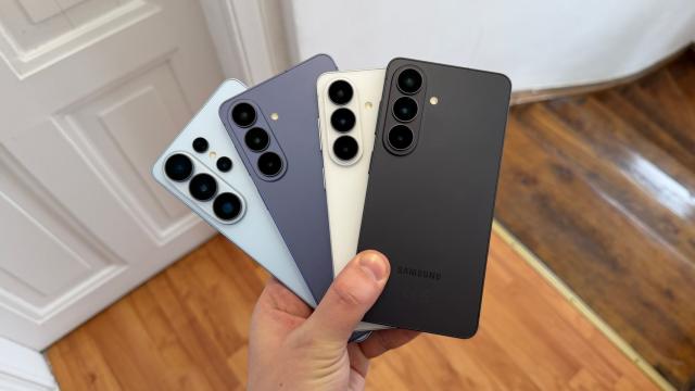 <b>Samsung Galaxy S26+ devine oficial: procesor de 2 nanometri, aceleaşi camere, AI mai bun</b>Samsung Galaxy S26+ e practic o variantă mai mare de Galaxy S26 şi nu aduce schimbări gigantice faţă de S25+ înaintea sa. Marchează totuşi premiera unui procesor de 2 nanometri, Exynos 2600, cel puţin la noi, în România