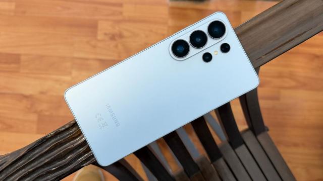 <b>Samsung Galaxy S26 Ultra sosește cu design rafinat, procesor Snapdragon 8 Elite Gen5 tunat și are ecran Privacy care taie privirile curioase din metrou</b>Ziua cea mare este aici, ziua în care facem cunoștiință cu flagship-ul Samsung pe anul 2026. Mă refer desigur la modelul Galaxy S26 Ultra care tocmai ce a fost anunțat oficial și pe care îl detaliem mai jos