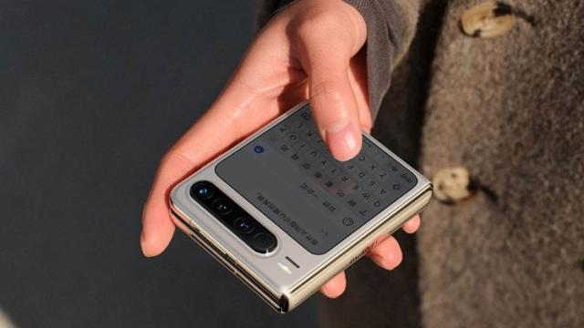 <b>Huawei Pura X2 ar putea fi lansat pe 20 martie; Prețurile vehiculate pornesc de la 6999 yuani pentru varianta standard (cca. 4400 lei)</b>Un nou pliabil de tip clamshell, Huawei Pura X2, revine în atenție după ce un zvon recent indică o posibilă lansare pe 20 martie și dezvăluie intervalul de preț pentru cele trei versiuni pregătite. Informațiile vin de pe Weibo, prin intermediul unui tipst