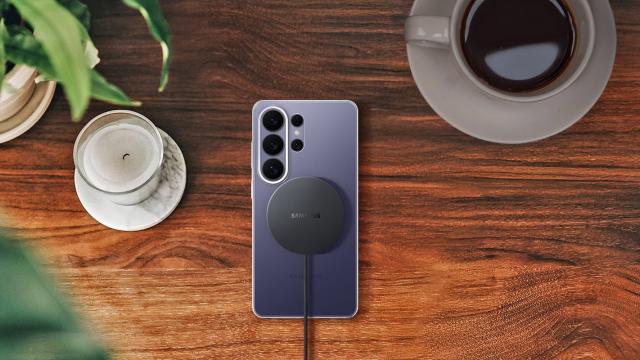 <b>Samsung a lansat un încărcător magnetic oficial odată cu Galaxy S26, dar fixarea e dependentă de o husă „MagSafe”; Ce model alegem?</b>După cum arătau zvonurile apărute încă de acum câteva săptămâni în online, Galaxy S26 suportă într-adevăr alimentare wireless Qi2. Se credea inițial că acest standard presupune integrarea magneților sub capota device-urilor, pentru ca accesoriile