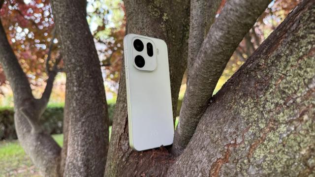 <b>RESIGILATUL ZILEI #113: OPPO Find X9 Pro cu autonomie excepțională, camere versatile, ecran fluid 120 Hz și performanță flagship</b>Suntem la episodul #113 din seria „RESIGILATUL ZILEI”, unde aducem în față acele produse care oferă tehnologie de top la prețuri considerabil mai mici decât valoarea de raft. Azi am găsit un telefon, cu specificații de top și o baterie care face 