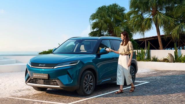 <b>BYD aduce Atto 2 DM-i în România; SUV plug-in hybrid cu autonomie de până la 1.000 km WLTP</b>Lansarea oficială a BYD Atto 2 DM-i a avut loc simultan în peste 12 showroom-uri din România, printr-un eveniment sincronizat cu transmisie live și dezvelire coordonată a mașinii. Formatul ales de producătorul chinez nu este obișnuit pentru piața locală