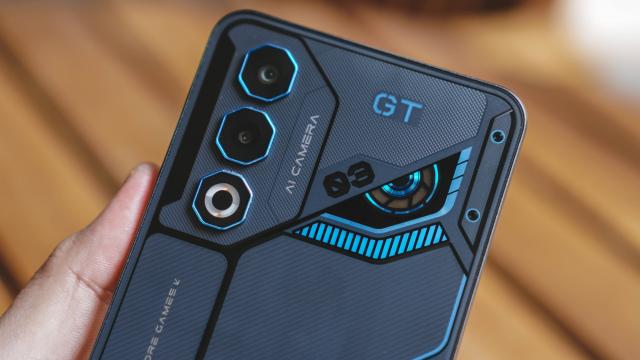 <b>Gaming de buget la MWC 2026: Nubia prezintă telefonul Neo 5 GT, cu ventilator; Avem specificații!</b>Nubia Neo 5 GT nu e străin de zona telefoanelor de gaming și jubilează cumva, fiind acum relativ singura pe piață, de vreme ce nu mai avem ASUS ROG Phone-uri. Ei bine, Nubia nu înseamnă doar Red Magic-uri de multe mii de lei, ci și telefoane de gaming mid