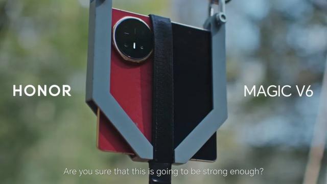 <b>HONOR a atârnat o persoană de un Magic V6 ca să testeze rezistența balamalei (Video)</b>Îmi amintesc că la evenimentul de lansare HONOR Magic V5 din România, compania HONOR a demonstrat rezistența telefonului atârnând un pian de el, folosind un mecanism de scripeți. Aventura continuă și la HONOR Magic V6, cu o persoană atârnată de el