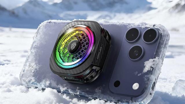 <b>Până la 80 de grade Celsius reduse de noul cooler Red Magic 8 Pro; Ce poate ventilatorul?</b>Nubia Red Magic are pretenții mari de la noul său ventilator atașabil la telefoane, promițând să taie cu până la 80 de grade Celsius temperatura. Sună mult, sună exagerat și aflăm cum se întâmplă mai jos. Produsul se numește Red Magic Cooler 8 Pro