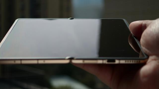 <b>Honor Magic V6 apare în primele fotografii hands-on; Panoul pliabil promite o experiență implacabilă, fără cută vizibilă central</b>Honor Magic V6 este din nou în centrul atenției după ce un executiv al companiei a publicat imagini oficiale cu ecranul smartphone-ului pe weibo. După ce Samsung a reușit să reducă considerabil cuta panourilor pliabile odată cu Galaxy Z Fold7 și Z Flip7