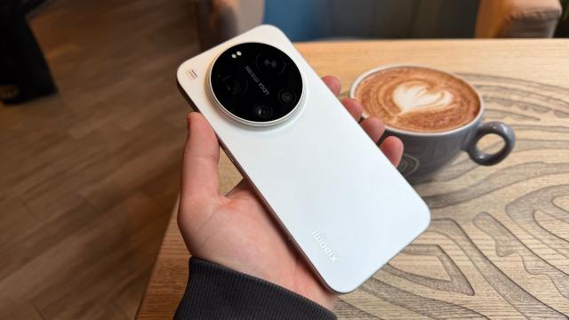 <b>Xiaomi 17 Ultra review detaliat în limba română (evaluare Mobilissimo)</b>Xiaomi 17 Ultra calcă pe urmele lui Xiaomi 15 Ultra, fiind testat în scenarii similare. Un crâmpei de Barcelona primăvăratică, un crâmpei de Bucureşti, doar că un Bucureşti peste care au picat cantităţi pantagruelice de zăpadă