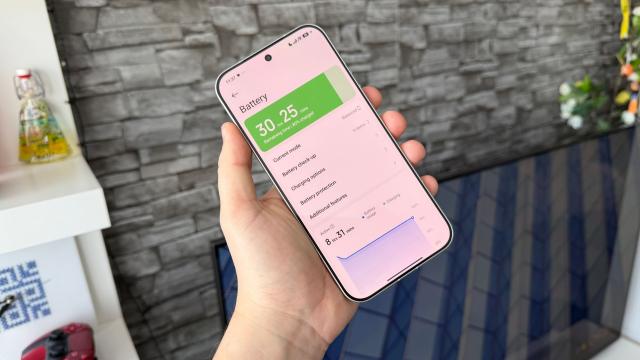 <b>Xiaomi 17 Ultra: Baterie cu boost de câteva ore de la predecesor</b>Unul dintre upgrade-urile binevenite ale lui Xiaomi 17 Ultra este... bateria. Primim o unitate de 6000 mAh, una Siliciu-Carbon. Atenţie, în China acest telefon are o unitate de 6800 mAh. Upgrade-ul e totuşi cât se poate de real