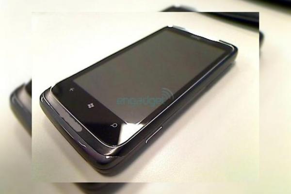 Misteriosul HTC T8788 inlocuieste tastatura glisanta cu... un difuzor?!