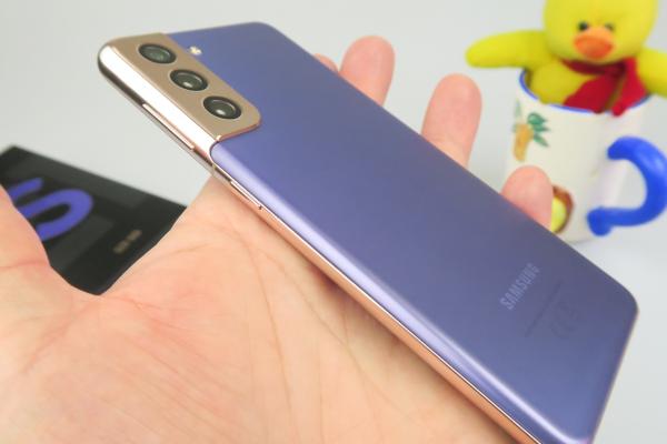 Samsung Galaxy S21 5G: Design cochet, mai ales pe Violet