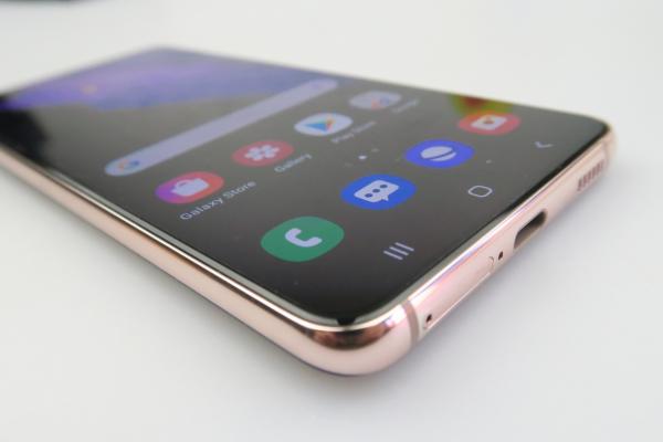Samsung Galaxy S21 5G: Acustică bună la jocuri, volum peste S20