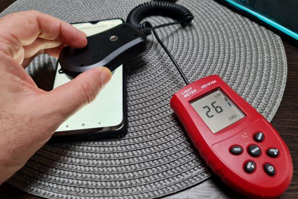 Luminozitate display Poco M3 și ecranul văzut la microscop