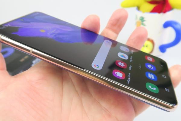 Samsung Galaxy S21 5G: Display de calitate, acum cu refresh rate adaptiv, Eye Comfort Shield