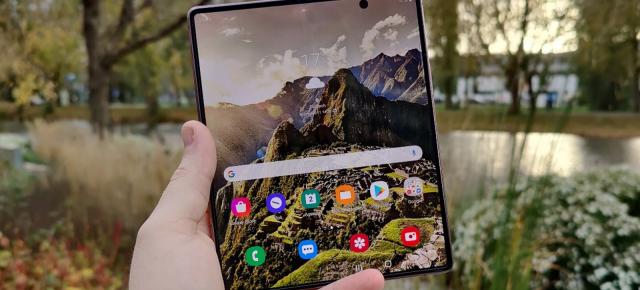 Samsung Galaxy Z Fold 3 ar putea avea "şine" ca un telefon rulabil şi să fie rezistent la apă