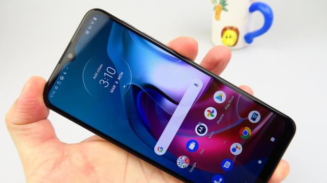 <b>Motorola Moto G30: Display LCD bun la interior, cu refresh rate mare</b>Motorola Moto G30 are un ecran de 6.5 inch IPS LCD atipic. Pe de o parte nu merge cu rezoluţia prea sus, rămânând la HD+ (1600 x 720 pixeli), dar având şi refresh rate mare, de 90 Hz. Are aspect 20:9, şi bretonul picătură old school, alături de o bărbie
