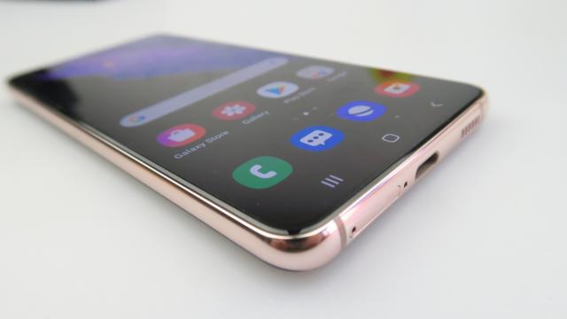 <b>Samsung Galaxy S21 5G: Acustică bună la jocuri, volum peste S20</b>Samsung Galaxy S21 dispune de difuzoare stereo tunate de AKG, aşa cum am tot văzut pe ultimele generaţii de flagship-uri Samsung. Nu mai avem jack audio de ceva vreme şi începând din 2021 nici căşti la pachet. Acustica este una stereo, cu un difuzor jos
