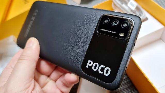 <b>POCO M3: Camera inconstantă, bună mai degrabă noaptea şi la selfie</b>POCO M3 este un telefon nu prea pretenţios, când vine vorba de camere. Oferă doar o cameră selfie de 8 MP, cu deschidere F/2.1 şi filmare Full HD, iar în spate se afla o cameră triplă. Ea are un design plăcut privirii, o zonă dedicată cu logo mare POCO