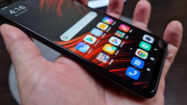 <b>POCO M3: OS, UI, aplicaţii inspirate de iOS şi One UI</b>POCO M3 face compromisuri la câteva capitole, dar nu şi la software. Rulează Android 10 cu MIUI 12, fix ca şi cele mai puternice telefoane Xiaomi ale momentului. Are de toate: noile opţiuni de privacy, Control Center în stil iOS şi Super Wallpapers