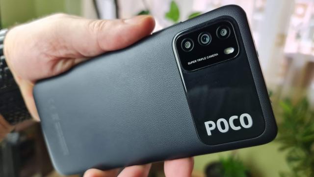 <b>POCO M3: Baterie de cursă medie-lunga, nu bate modele cu "Power" în nume</b>POCO M3 se prezintă cu o baterie de 6000 mAh, care îl califica în segmentul battery phone, la bătaie cu alde Moto G9 Power sau Galaxy M-urile care au început să ajungă la noi. E drept ele au sărit deja la 7000 mAh