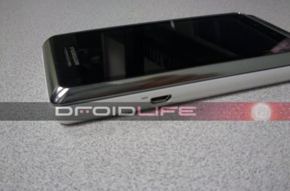 Imagini cu primul telefon cu procesor de 1.2 GHz: Motorola Droid 2 (World Edition): motorola_droid_2_world_edition_03.jpg