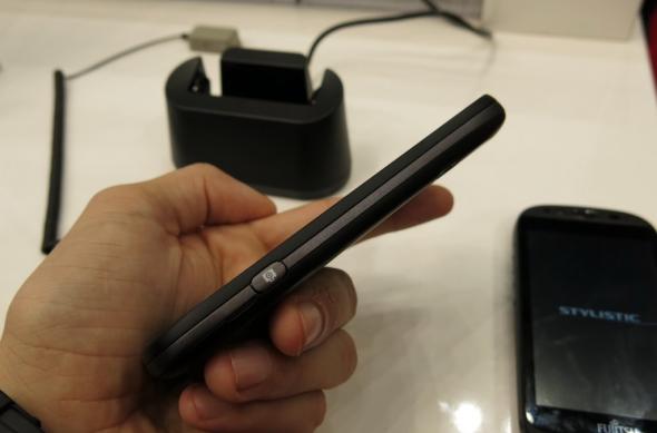 MWC 2013: Fujitsu Stylistic S01, un smartphone pentru cei În vârstă; Iată cum face baie telefonul! (Video): fujitsu_stylistic_s01_08jpg.jpg