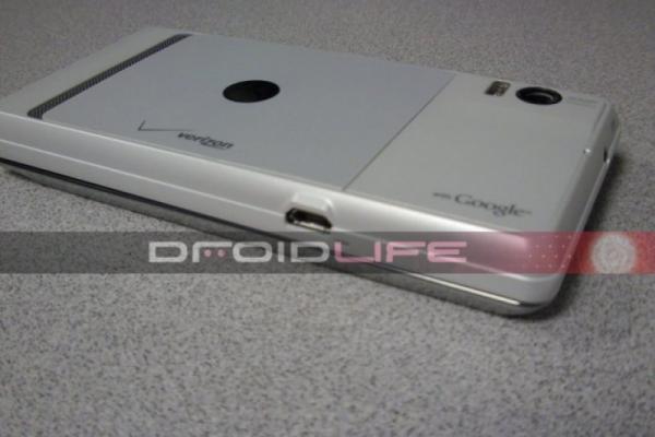 Imagini cu primul telefon cu procesor de 1.2 GHz: Motorola Droid 2 (World Edition)